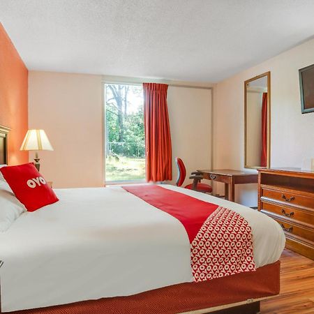 Oyo Hotel Mona Lake Muskegon Exterior photo