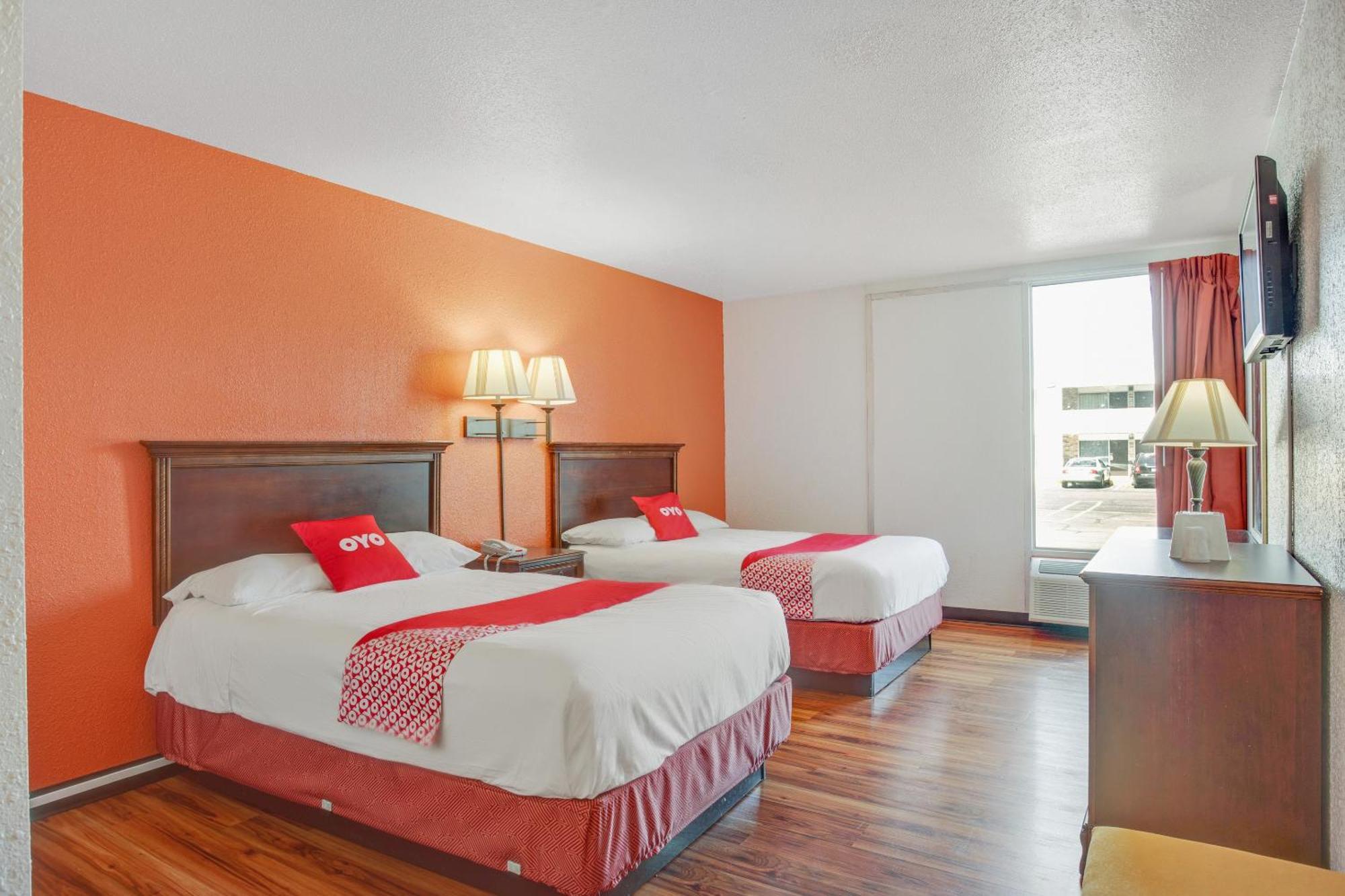 Oyo Hotel Mona Lake Muskegon Exterior photo