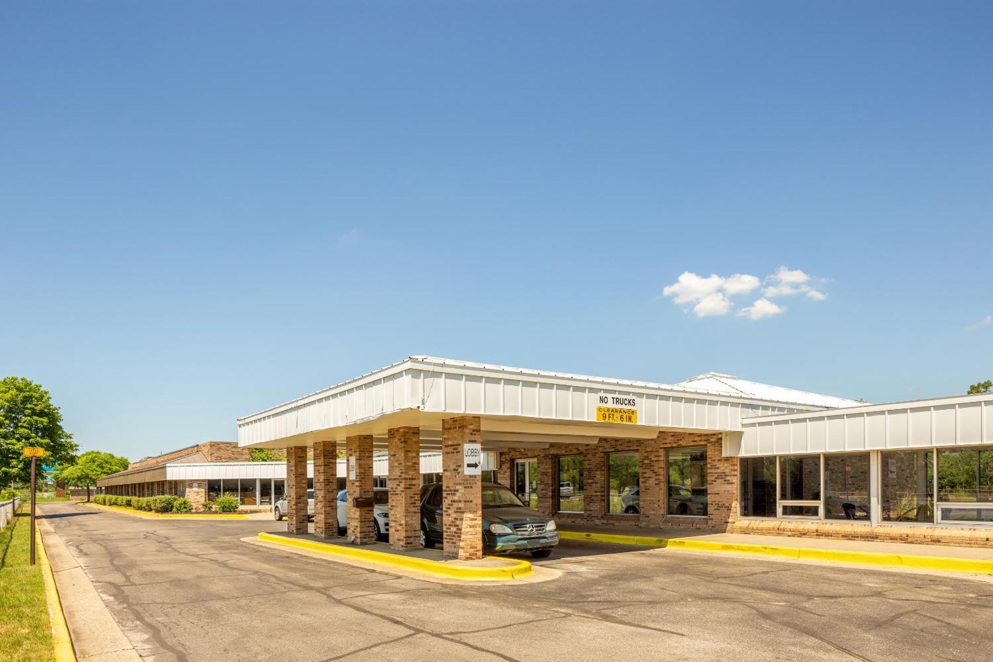 Oyo Hotel Mona Lake Muskegon Exterior photo